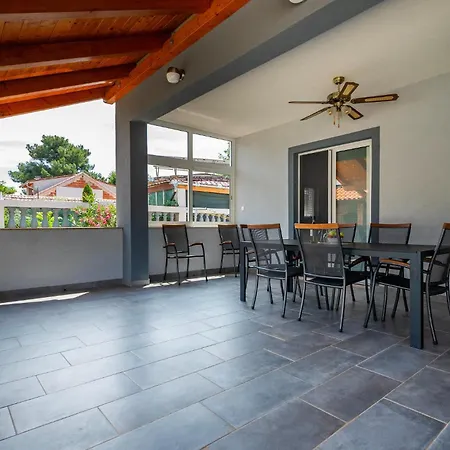 Casa vacanze Amazing In With Outdoor Swimming Pool