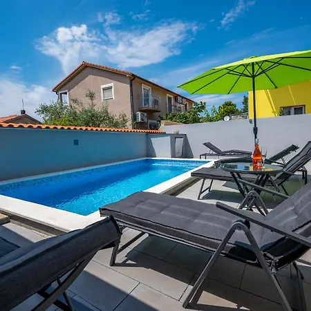 Amazing In With Outdoor Swimming Pool *
