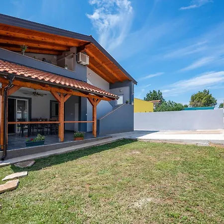 Amazing In With Outdoor Swimming Pool *
