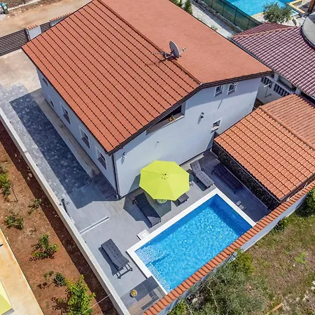 Amazing In With Outdoor Swimming Pool Holiday home *