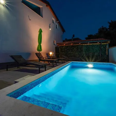 Amazing In With Outdoor Swimming Pool *