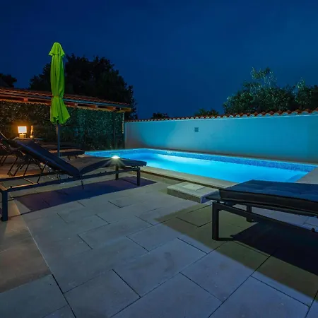 Amazing In With Outdoor Swimming Pool *